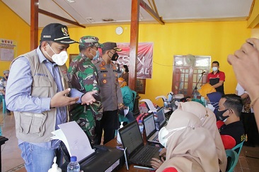 Tinjau Lokasi Vaksinasi Massal, Bupati Ngawi Harapkan Segera Capai Herd Immunity