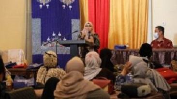 Dihadiri Puluhan Pengrajin, Ketua Dekranasda Sampang Buka Pelatihan Teknis Dasar Pewarnaan Batik