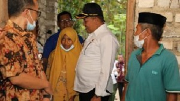Sambang Anak Yatim Piatu Di Ketapang, Bupati Bantu Renovasi Rumah Dan Tawarkan Tinggal Di Pendapa