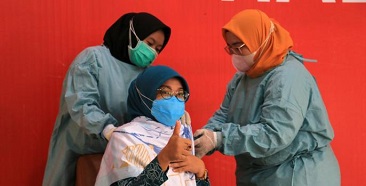Ketua TP PKK Kabupaten Pasuruan, Ny Lulis Irsyad Yusuf Dan Puluhan Pengurus, Divaksin