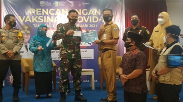 Forkopimda Kotabaru Lakukan Vaksinasi Perdana C19