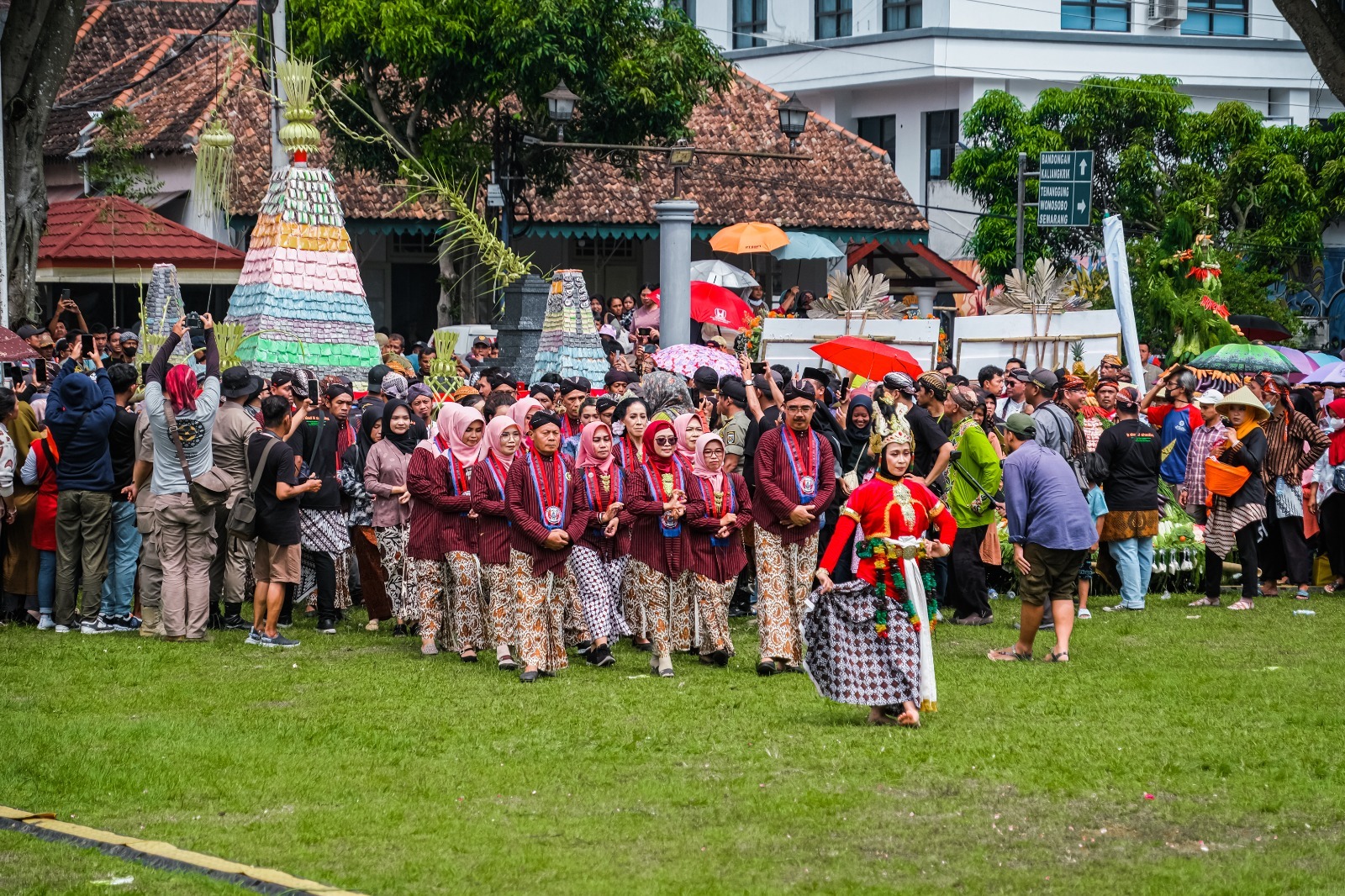 RIBUAN ORANG IKUTI GREBEG GETHUK DI ALUN-ALUN KOTA MAGELANG