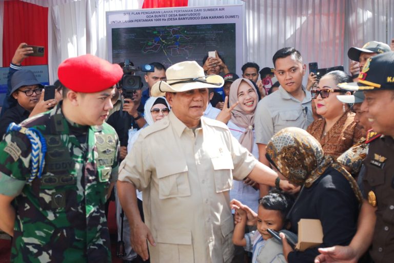 MENTERI PERTAHANAN RI TINJAU LANGSUNG PEMASANGAN PIPA AIR BERSIH DI GUNUNGKIDUL