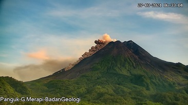Gunung Merapi Luncurkan Awan Panas Guguran Sejauh 1.300 Meter Pagi Ini