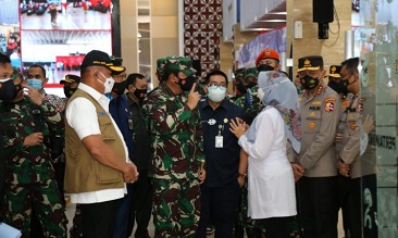 Percepatan Mitigasi, Panglima TNI dan Kabaharkam Polri Tinjau Vaksinasi Covid-19 Di Cilacap