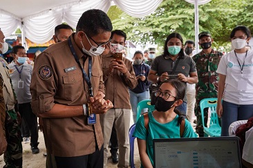 Menparekraf Harap Serbuan Vaksinasi di Balige Percepat Herd Immunity