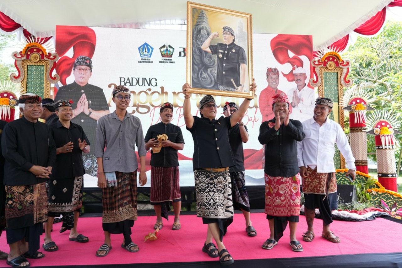 BUPATI BADUNG SERAHKAN BANTUAN HIBAH DAN BKK 