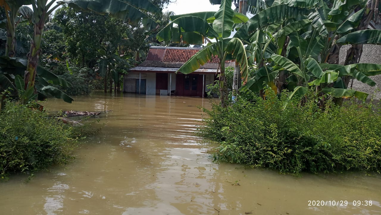 Pengungsi Banjir Cilacap Bertambah, Dua Warga Terjangkit COVID-19 Dievakuasi ke Rumah Sakit