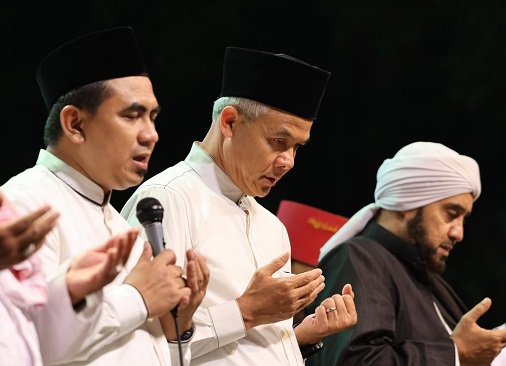 HADIRI JATENG BERSHOLAWAT, GANJAR PESAN PEMILU DAMAI
