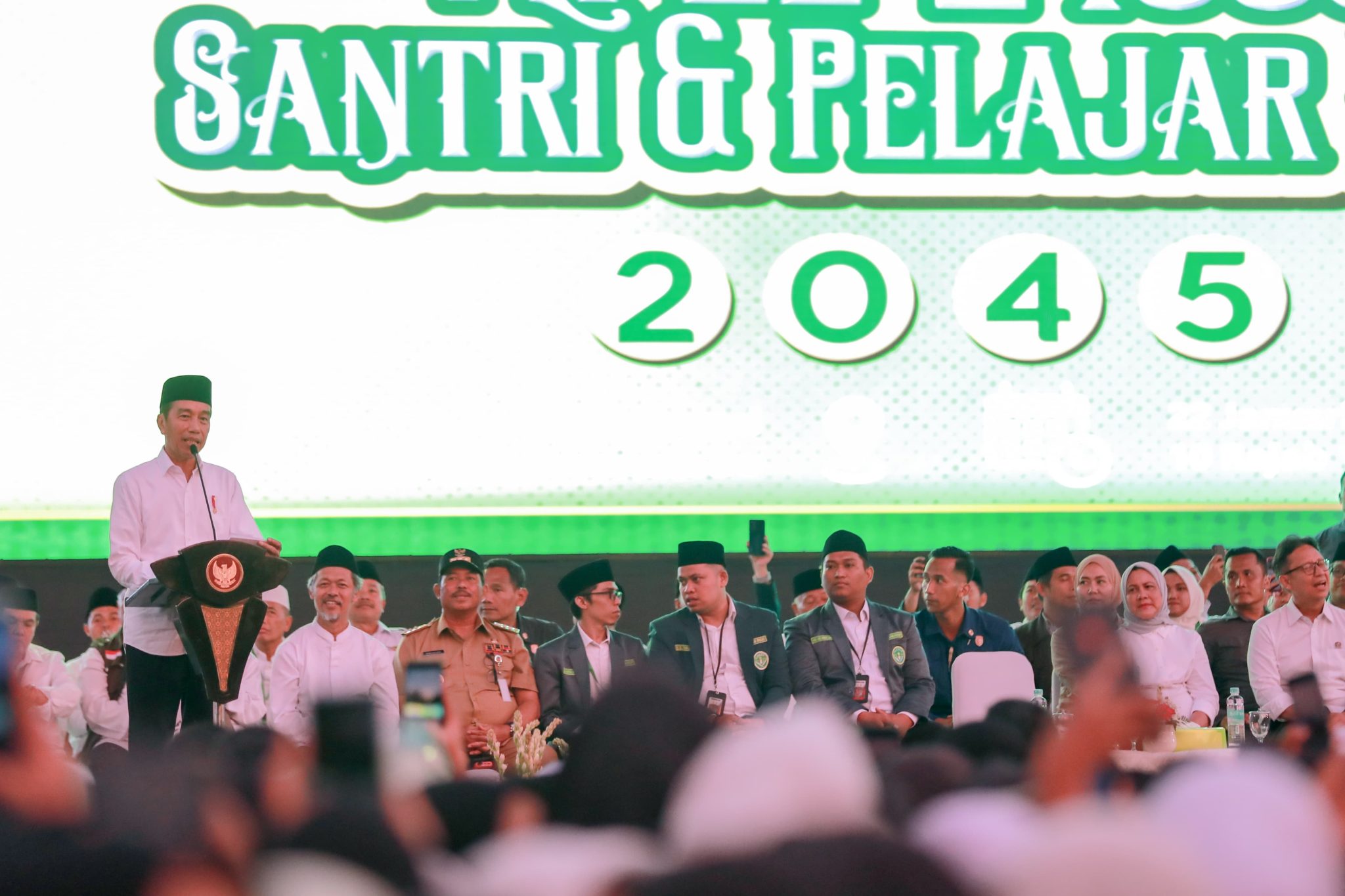 PRESIDEN JOKOWI SAPA 2.400 SANTRI SERTA PELAJAR DI WONOSOBO