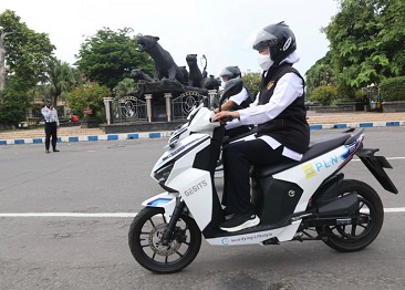 Khofifah Puji Capaian Unair dan ITS, Kembangkan Vaksin dan Kendaraan Listrik 