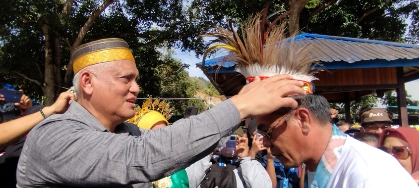 KONTINGEN TANAH LUWU TIBA, DIKALUNGI TAS NOKEN DAN PEMASANGAN TOPI ADAT PAPUA