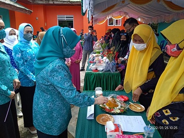 Ketua TP PKK Kotabaru Meninjau Pelaksanaan Lomba Menu Kreasi