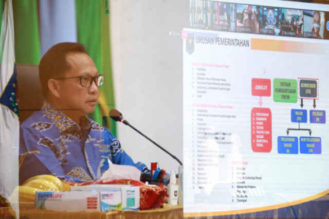 CAMAT HARUS INOVATIF MEMBUAT WARGA PATUH JAGA JARAK