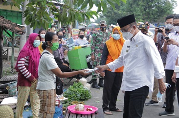 Bupati Ngawi, Sidak Pasar Desa Watualang, Minta Warga Tingkatkan Prokes