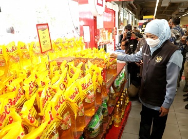Kebijakan Minyak Goreng Satu Harga, Gubernur Khofifah Minta Pemda dan APRINDO Jaga Rantai Pasok Aman.