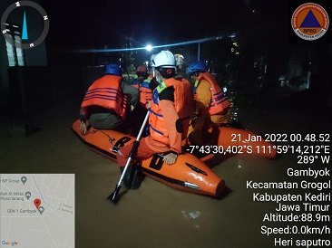 Banjir Telah Surut, Warga Mulai Membersihkan Sisa Material Sampah 