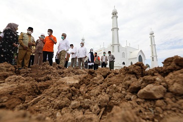 Tinjau Pantai Padang, Doni Monardo Melihat Tempat Bermainnya Kala Muda Rusak Oleh Abrasi