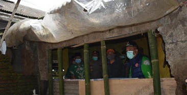 Salurkan Bantuan, Wabup Mujib Imron Sambangi Warga Terdampak Longsor Di Tosari