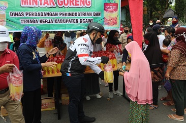 Gowes Bareng Bupati Ngawi Dan Operasi Pasar Minyak Goreng, Bupati Ngawi Minta Distributor Minyak Stabilkan Harga