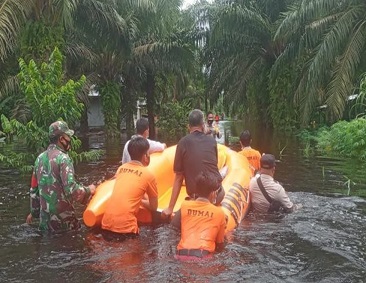 Banjir Melanda, BPBD Kota Dumai Salurkan 500 Bantuan Logistik Makanan Bagi Warga 