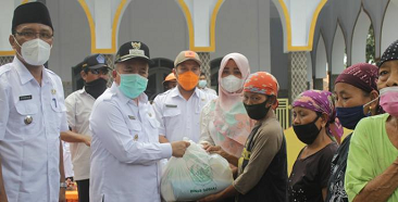 Kunjungi Warga Terdampak Puting Beliung, Wabup Mujib Imron Serahkan Sembako