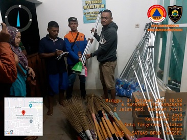 Warga Kecamatan Setu, Tangerang Selatan Mengungsi Akibat Banjir yang Merendam Wilayah Perumahan