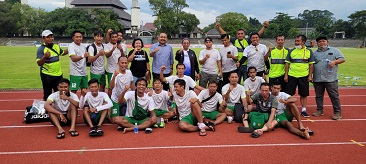 Bupati Ngawi, Serahkan Penghargaan Turnamen Sepak Bola Antar Wartawan se Indonesia