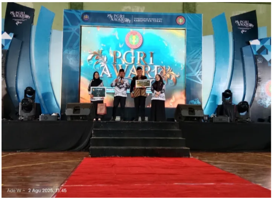  Pengukuhan Bunda Guru dan PGRI Award, Bupati Tegal Apresiasi Pengabdian dalam Mendidik