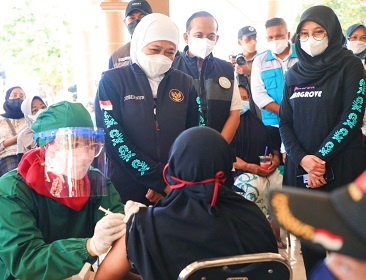 Jumat Berkah, Gubernur Khofifah Tinjau Vaksinasi IKA UNAIR Jelajah Kampung dan Pesisir di Desa Kedungrejo Muncar Banyuwangi