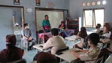 Kurang Tenaga Pengajar, Indocement Bantu TKB Desa Langadai
