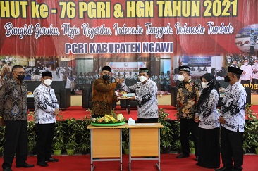 Hadiri Peringatan Hari Guru Nasional, Bupati Ngawi Ingin SDM Guru Ditingkatkan