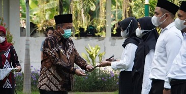 Wabup Mujib Imron Serahkan SK Pengangkatan 129 CPNS Dan PPPK Pemkab Pasuruan Non Guru Formasi 2021