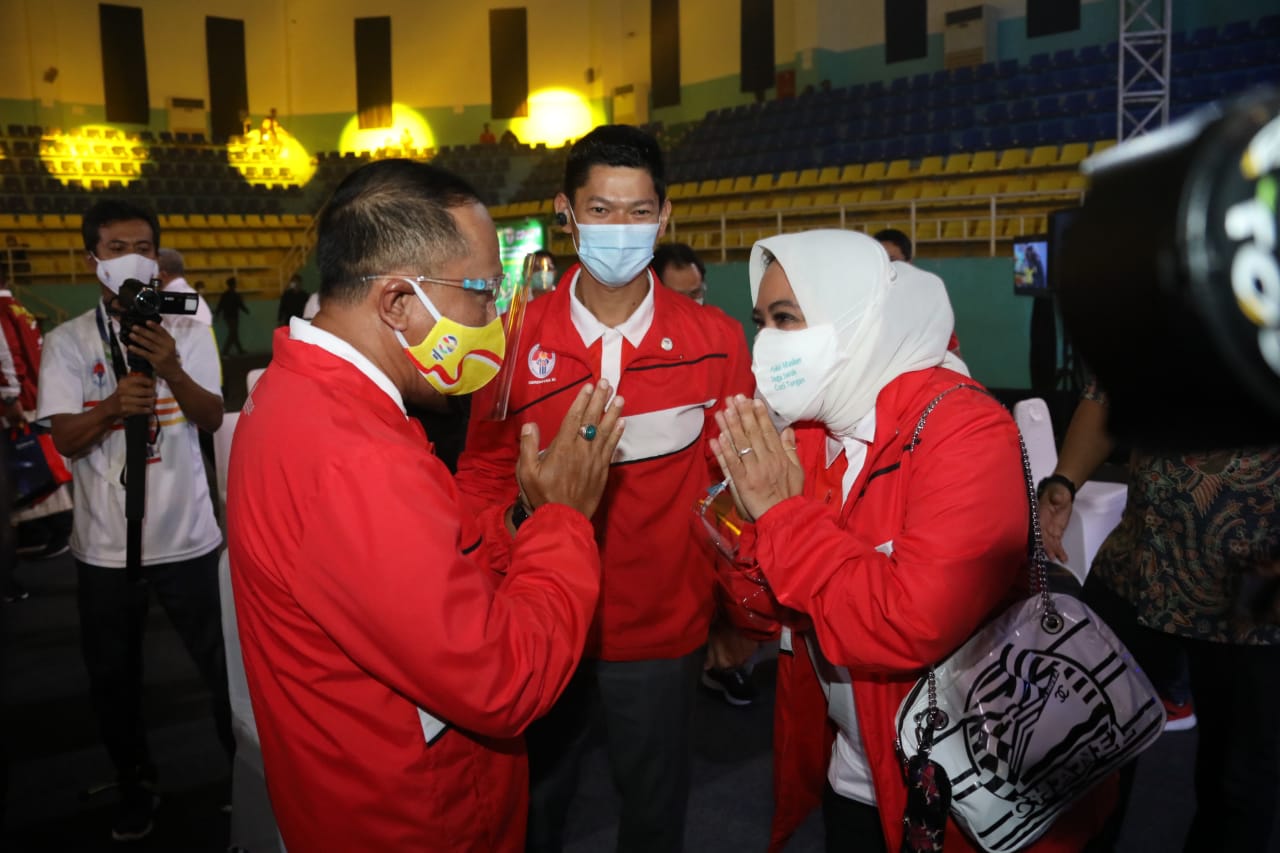 ISTRI MENDAGRI DINOBATKAN JADI TOKOH PENGGERAK OLAHRAGA MASYARAKAT