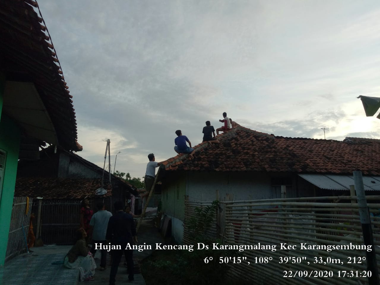 ANGIN PUTING BELIUNG TERJANG CIREBON, DUA ORANG LUKA