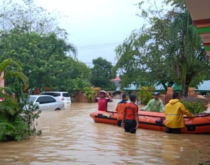 SUNGAI PAIMAN MELUAP, BANJIR LONGSONG TERJANG PESISIR SELATAN 