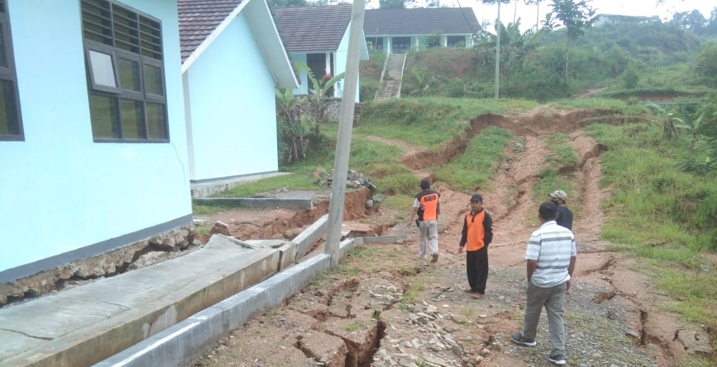 GEDUNG SEKOLAH TERDAMPAK TANAH LONGSOR DI LEBAK 