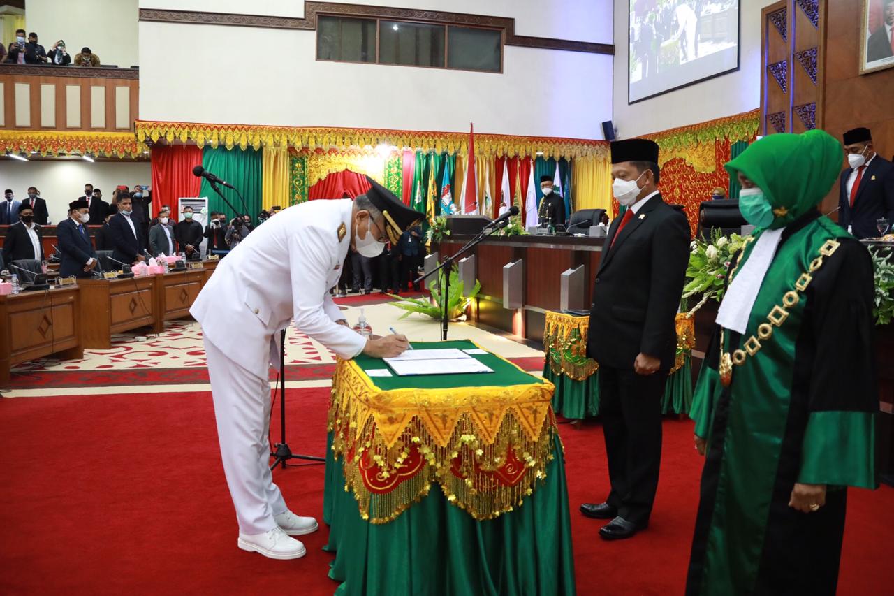 Mendagri Lantik Nova Iriansyah Sebagai Gubernur Aceh