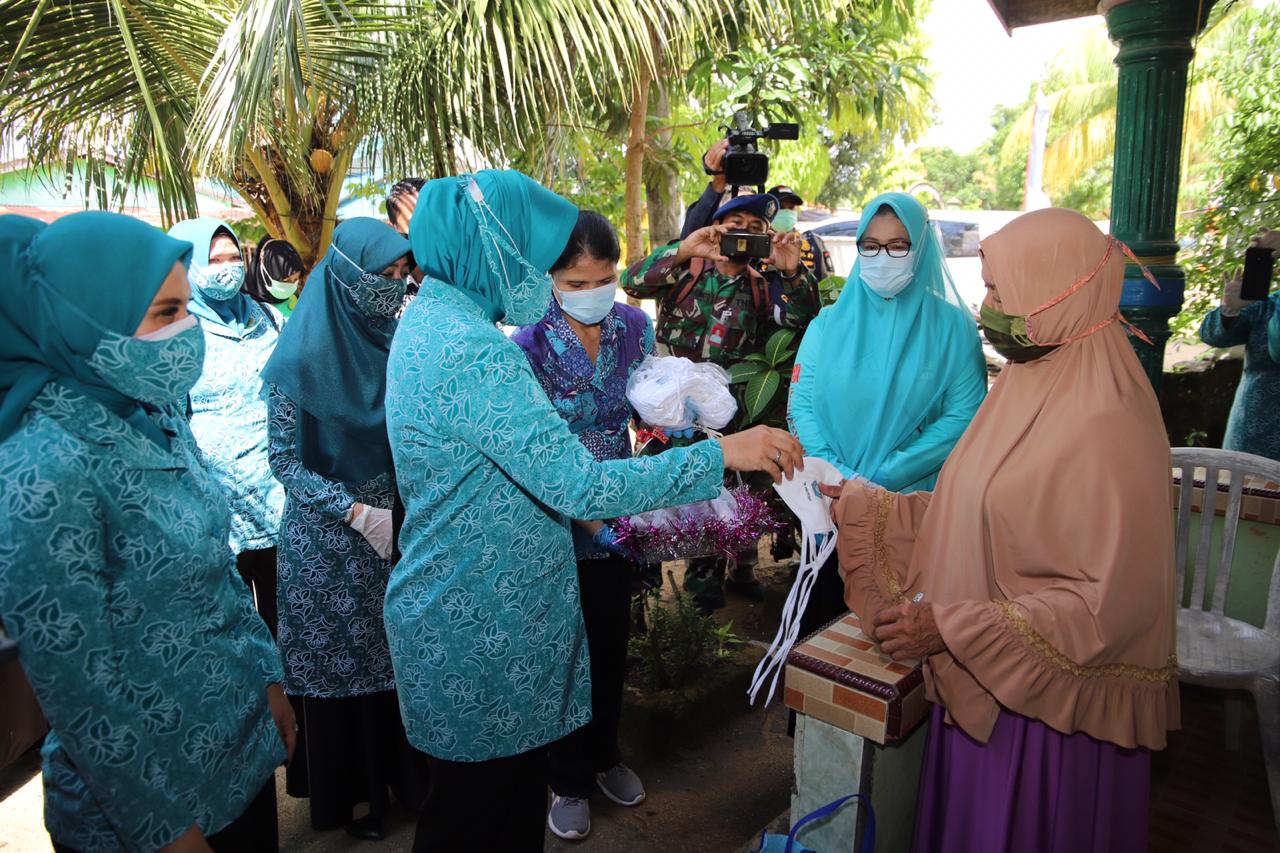 Ketum TP PKK Sosialisasi Prokes dan Berikan Bantuan 5 Ribu Masker di Batam