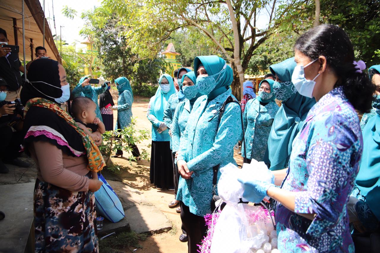 Tri Tito Datangi Rumah Warga Sosialisasikan Protokol Kesehatan