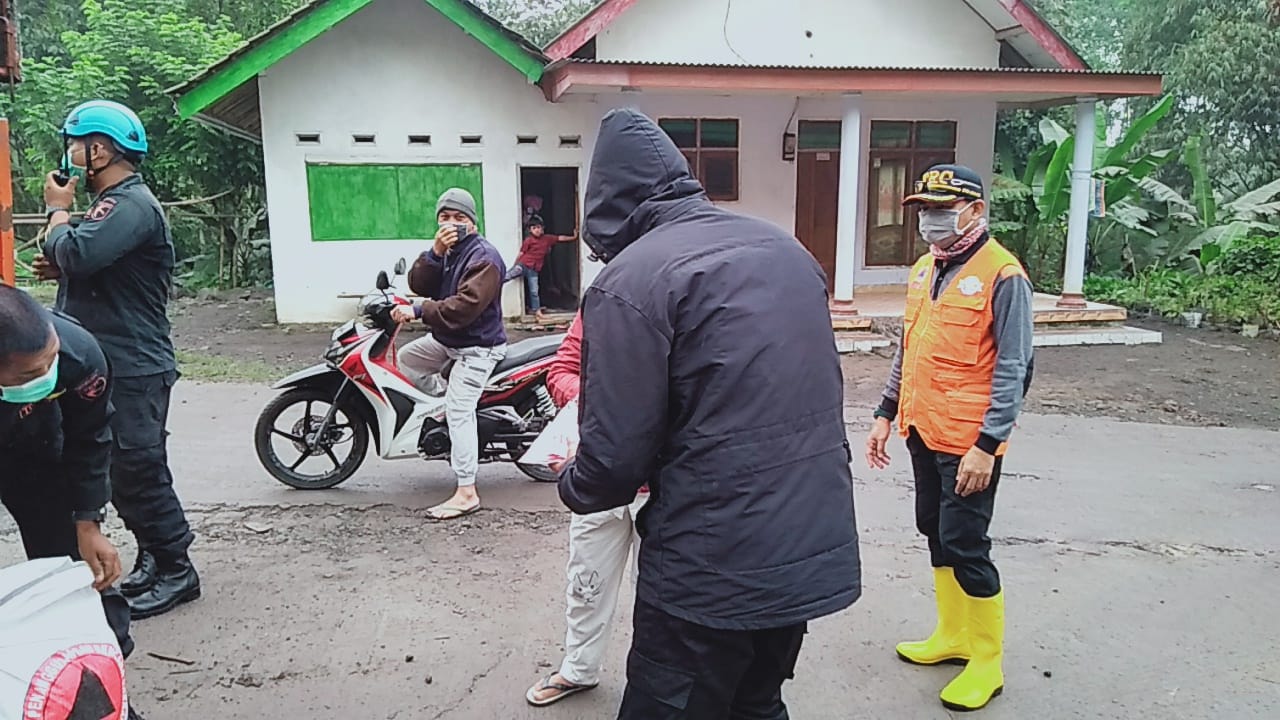 [Update] â€“ Sebanyak 550 warga Mengungsi Saat Gunung Semeru Luncurkan Awan Panas