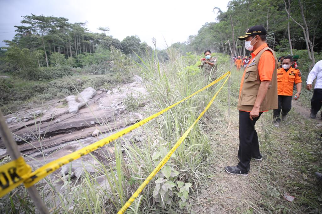 Tinjau Penanganan Erupsi Gunung Semeru, Kepala BNPB Serahkan Bantuan 500 Juta