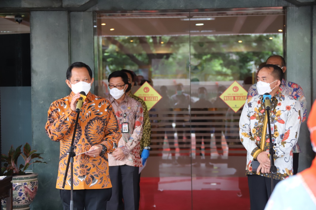 Menteri Dalam Negeri Serahkan Bantuan Alat Kesehatan kepada Sejumlah Rumah Sakit