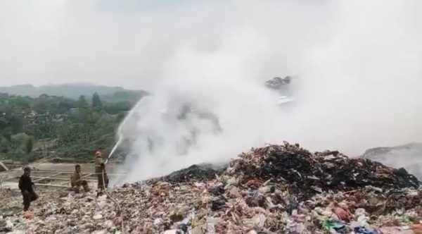 Petugas Berhasil Padamkan Kebakaran TPA Cikundul Kota Sukabumi