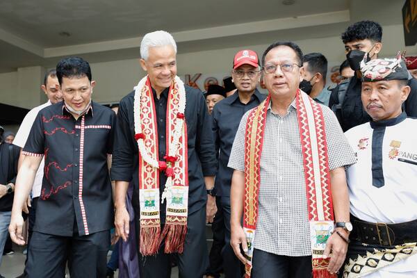 Ganjar Disambut Hangat Sultan Sekala Brak saat Berkunjung ke Lampung