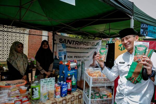 Menparekraf Minta Santri Ponpes Fadhlul Fadhlan Semarang Implementasikan Strategi Green Ocean dalam upaya meningkatkan kesejahteraan masyarakat dan membuka lapangan kerja