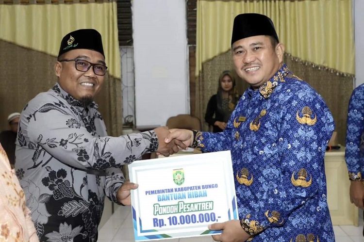 Peduli Pendidikan, Bupati Bungo Serahkan Dana Hibah ke Perguruan Tinggi Swasta dan Pesantren