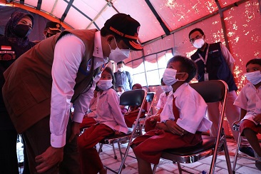 Tinjau Percepatan Vaksin dan Bagi Masker, Ketua Satgas: Kita Siap Menyambut MotoGP Mandalika