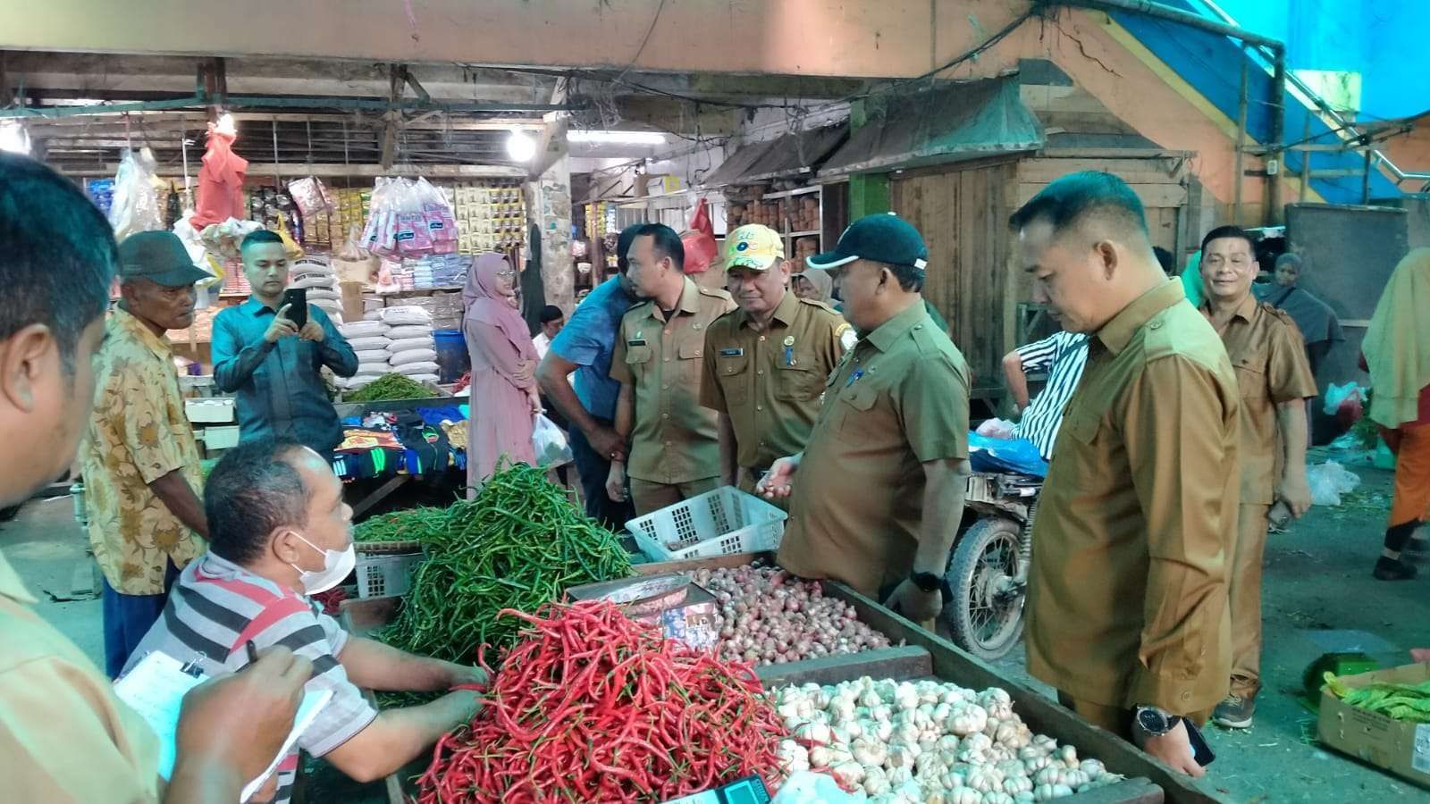 PASTIKAN HARGA SEMBAKO STABIL, PJ BUPATI ACEH TAMIANG INSPEKSI PASAR