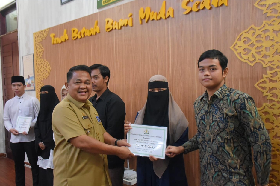 PEMKAB ACEH TAMIANG SALURKAN BANTUAN BELAJAR BEASISWA DAERAH